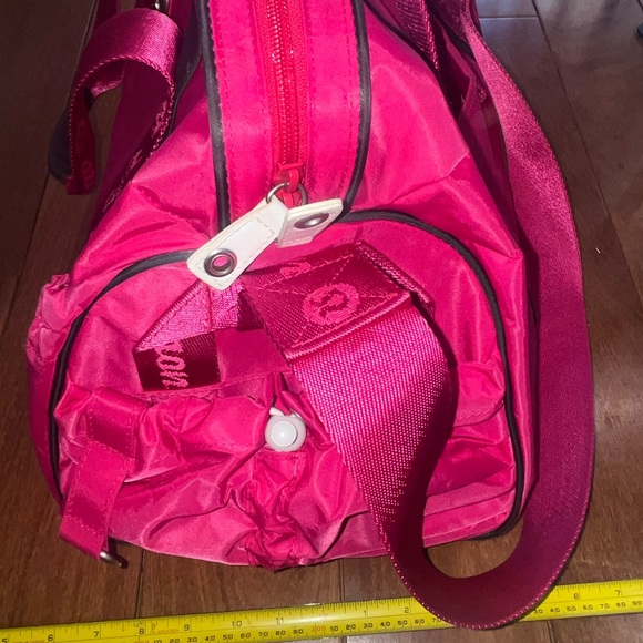 lululemon Jet  Runners Pink Duffel Bag - Hot Pink Weekend Tote - Picture 2 of 9